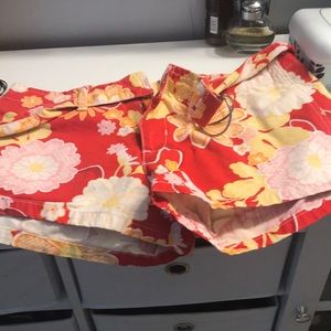 Cute Hawaiian style short shorts.